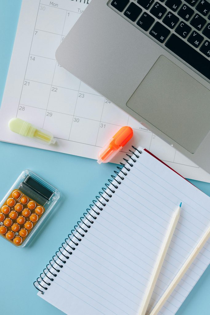 calendar-notepad-laptop